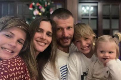 Fernanda Lima e Rodrigo Hilbert com os filhos<!-- NICAID(14751210) -->