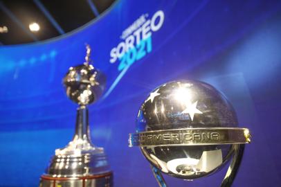 Sorteio da Copa Sul-Americana 2021 em Luque, no Paraguai. No lance, a taça.<!-- NICAID(14754084) -->