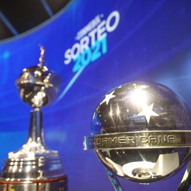 Sorteio da Copa Sul-Americana 2021 em Luque, no Paraguai. No lance, a taça.<!-- NICAID(14754084) -->