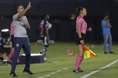 A female referee assistant is seen next to Ecuadors Independiente del Valle coach Renato Paiva (L) before a Copa Libertadores football tournament qualifying round match against Brazils Gremio at the Defensores del Chaco Stadium in Asuncion on April 9, 2021. (Photo by Nathalia Aguilar / POOL / AFP)Editoria: SPOLocal: AsuncionIndexador: NATHALIA AGUILARSecao: soccerFonte: POOLFotógrafo: STR<!-- NICAID(14754644) -->