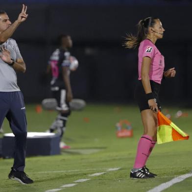 A female referee assistant is seen next to Ecuadors Independiente del Valle coach Renato Paiva (L) before a Copa Libertadores football tournament qualifying round match against Brazils Gremio at the Defensores del Chaco Stadium in Asuncion on April 9, 2021. (Photo by Nathalia Aguilar / POOL / AFP)Editoria: SPOLocal: AsuncionIndexador: NATHALIA AGUILARSecao: soccerFonte: POOLFotógrafo: STR<!-- NICAID(14754644) -->