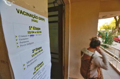 PORTO ALEGRE, RS, BRASIL,  12/04/2021- No primeiro dia da campanha, busca por vacina contra a gripe é baixa nos postos de Porto Alegre.  Foto: Lauro Alves / Agencia RBS<!-- NICAID(14755589) -->