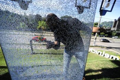 PORTO ALEGRE,RS,BRASIL.2021,04,14.Vitrines foram alvejadas disparos de tiros.Na foto.Loja da Melnick.(RONALDO BERNARDI/AGENCIA RBS).<!-- NICAID(14757281) -->