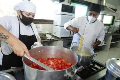 PORTO ALEGRE, RS, BRASIL,  14/04/2021- Cozinha do clube Jangadeiros é aberta para preparo de refeições entregues a moradores de rua. Foto: Ronaldo Bernardi / Agencia RBS<!-- NICAID(14757398) -->