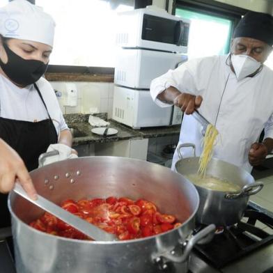 PORTO ALEGRE, RS, BRASIL,  14/04/2021- Cozinha do clube Jangadeiros é aberta para preparo de refeições entregues a moradores de rua. Foto: Ronaldo Bernardi / Agencia RBS<!-- NICAID(14757398) -->