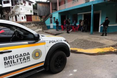 BENTO GONÇALVES, RS, BRASIL, 15/04/2021. Sequência de homícidios volta a preocupar as forças policiais em Bento Gonçalves. Motivo seria a guerra entre duas facções pelo tráfico. Em três meses, Brigada Militar efetuou 99 prisões e apreendeu 15 armas. Na foto, policiais da força-tática do 15º BPAT fazem policiamento no bairro Tancredo Neves. (Porthus Junior/Agência RBS)<!-- NICAID(14758878) -->