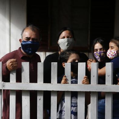 CANOAS, RS, BRASIL - 16.04.2021 - Migrantes venezuelanos que criaram uma cooperativa habitacional. Na foto, a família composta por Nelson Yegres (pai), Jannary Galindo (mãe) e os filhos Yinneth, Nayireth e Esteban. (Foto: Félix Zucco/Agencia RBS)<!-- NICAID(14759910) -->