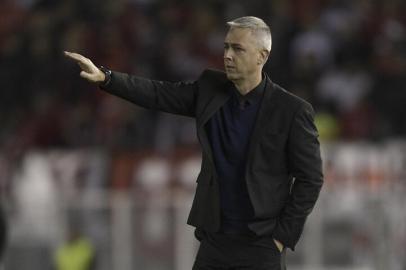 Brazils Athletico Paranaense coach Tiago Nunes gestures during the Recopa Sudamericana final football match against Argentinas River Plate at the Monumental stadium in Buenos Aires, Argentina, on May 30, 2019. (Photo by JUAN MABROMATA / AFP)Editoria: SPOLocal: Buenos AiresIndexador: JUAN MABROMATASecao: soccerFonte: AFPFotógrafo: STF<!-- NICAID(14761252) -->