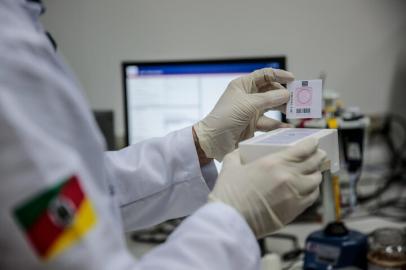 PORTO ALEGRE, RS, BRASIL - 19/04/2021Laboratório de DNA do IGP (Divisão de Genética Forense) que faz a cruzamento de informações genéticas de condenados com vestígios de local de crime. Amanhã será assinado um acordo entre  Poder Executivo e Judiciário vai facilitar uso da ciência no combate à criminalidade.<!-- NICAID(14761571) -->