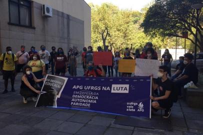 Uma manifestação de entidades representativas de professores, servidores e estudantes no campus central da Universidade Federal do Rio Grande do Sul (UFRGS) pediu, na manhã desta terça-feira (20), a destituição da reitoria e a suspensão da reforma administrativa implementada pelo reitor Carlos André Bulhões. O protesto foi promovido pelo Diretório Central dos Estudantes (DCE), pela Andes (sindicato dos professores), pela Assufrgs (sindicato dos técnicos), pela Associação dos Pós-Graduandos (APG), dentre outras entidades. <!-- NICAID(14762252) -->