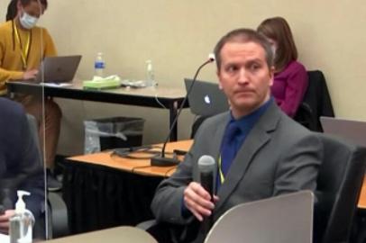 (FILES) In this file photo taken on April 15, 2021 this screenshot obtained from video feed via Court TV, shows former Minneapolis police officer Derek Chauvin(R), who is accused of killing George Floyd, addressing the court, telling the presiding judge that he has decided not to testify in his own defense,I will invoke my 5th Amendment privilege today, Chauvin said, using a microphone in court, next to Defense attorney Eric Nelson. - Former Minneapolis Police officer Derek Chauvin has been convicted on all charges by a jury in the Hennepin County court on April 20, 2021.The 12 jurors found him guilty of second-degree unintentional murder, third-degree murder and second-degree manslaughter in George Floyds death. (Photo by STR / Court TV / AFP) / RESTRICTED TO EDITORIAL USE - MANDATORY CREDIT AFP PHOTO / COURT TV - NO MARKETING - NO ADVERTISING CAMPAIGNS - DISTRIBUTED AS A SERVICE TO CLIENTSEditoria: SOILocal: MinneapolisIndexador: STRSecao: racismFonte: Court TVFotógrafo: Handout<!-- NICAID(14762749) -->