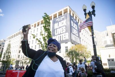 Nation Reacts To Derek Chauvin Trial VerdictWASHINGTON, DC - APRIL 20: A person celebrates the verdict of the Derek Chauvin trial at Black Lives Matter Plaza near the White House on April 20, 2021 in Washington, D.C. Former police officer Derek Chauvin was on trial on second-degree murder, third-degree murder and second-degree manslaughter charges in the death of George Floyd May 25, 2020.  After video was released of then-officer Chauvin kneeling on Floyds neck for nine minutes and twenty-nine seconds, protests broke out across the U.S. and around the world. The jury found Chauvin guilty on all three charges.   Sarah Silbiger/Getty Images/AFP (Photo by Sarah Silbiger / GETTY IMAGES NORTH AMERICA / Getty Images via AFP)Editoria: WARLocal: WashingtonIndexador: SARAH SILBIGERSecao: civil unrestFonte: GETTY IMAGES NORTH AMERICA<!-- NICAID(14762763) -->