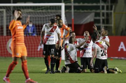 Bolivias Always Ready Fernando Saucedo (R) celebrates with teammates after scoring against Brazils Internacional during their Copa Libertadores football tournament group stage match at the Hernando Siles Stadium in La Paz on April 20, 2021. (Photo by MANUEL CLAURE / various sources / AFP)Editoria: SPOLocal: La PazIndexador: MANUEL CLAURESecao: soccerFonte: AFPFotógrafo: STR<!-- NICAID(14763047) -->