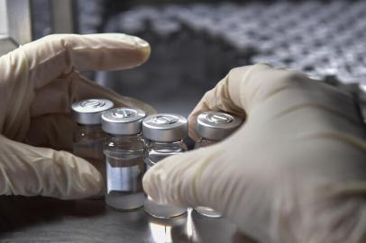 An employee works on the production line of CoronaVac, Sinovac Biotechs vaccine against COVID-19 coronavirus at the Butantan biomedical production center, in Sao Paulo, Brazil, on January 14, 2021. - Sao Paulo state is due to begin immunizing its 12 million citizens from January 25. Beijing has already sent 10.7 million Coronavac doses and the supplies needed to make another 40 million doses. The health ministry, though, has yet to divulge when it will launch a nationwide immunization program. (Photo by NELSON ALMEIDA / AFP)Editoria: HTHLocal: Sao PauloIndexador: NELSON ALMEIDASecao: diseaseFonte: AFPFotógrafo: STF<!-- NICAID(14764477) -->