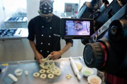 NOVO HAMBURGO, RS, BRASIL, 22-04-2021: Gravação de vídeo-aula sobre panificação no setor de gastronomia da universidade Feevale. A aula profissionalizante é gratuita e compartilhada por redes sociais com os alunos inscritos. O objetivo do projeto, que envolve diversas áreas da instituição, é ajudar pessoas em situação de vulnerabilidade. (Foto: Mateus Bruxel / Agência RBS)Indexador: Mateus Bruxel<!-- NICAID(14764378) -->