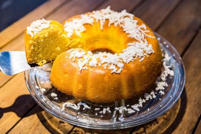 PORTO ALEGRE, RS, BRASIL, 01/06/2016 : Receitas para a Festa Junina:  Bolo de fubá, Canjica, Arroz de leite, Suco de milho verde, Pipoca caramelada, Pão de batata com pinhão  e Cocada (3 tipos). (Omar Freitas/Agência RBS)Indexador: Omar Freitas<!-- NICAID(12235335) -->