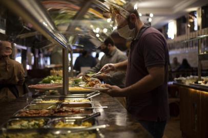 PORTO ALEGRE, RS, BRASIL,10/09/2020-Self-service de volta aos buffets. Decreto da prefeitura libera, a partir desta quinta-feira, que clientes de restaurantes que operem buffets sirvam os próprios pratos. Até então, os pratos só podiam ser servidos por funcionários. Imagens no Restaurante Imperatore, no bairro Cidade Baixa. Foto: Jefferson Botega / Agencia RBSIndexador: Jefferson Botega<!-- NICAID(14588789) -->