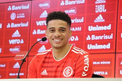 Atacante Taison é apresentado no Inter<!-- NICAID(14764963) -->