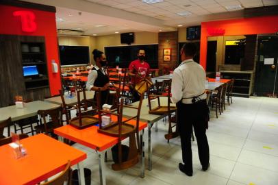 CAXIAS DO SUL, RS, BRASIL, 23/02/2021. Pandemia - Restaurantes fechando à partir da 20h, de acordo com o decreto estadual de distanciamento social. Na foto, restaurante Baitakão. (Porthus Junior/Agência RBS)<!-- NICAID(14721072) -->