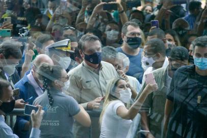 BOLSONARO GANHA PLACA DE CIDADÃO EM MANAUSAM - BOLSONARO/PRÊMIO/AM - POLÍTICA - Presidente da República, Jair Bolsonaro (sem partido), recebe placa de Cidadão do Amazonas e participa da inauguração da segunda etapa do Centro de Convenções do Amazonas Vasco Vasques (CCAVV), na manhã desta sexta-feira (23). Na foto, chegada do Presidente Bolsonaro. 23/04/2021 - Foto: SANDRO PEREIRA/FOTOARENA/FOTOARENA/ESTADÃO CONTEÚDOEditoria: POLÍTICALocal: MANAUSIndexador: SANDRO PEREIRAFonte: 2056903Fotógrafo: FOTOARENA<!-- NICAID(14765712) -->