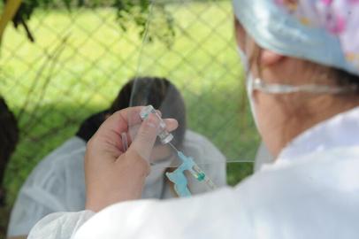 CAXIAS DO SUL, RS, BRASIL (24/04/2021)Maiores de 60 anos recebem primeira dose da vacina Oxford AstraZeneca na Rua Plácido de Castro. (Antonio Valiente/Agência RBS)<!-- NICAID(14765827) -->