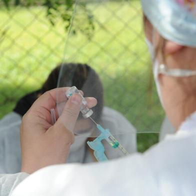 CAXIAS DO SUL, RS, BRASIL (24/04/2021)Maiores de 60 anos recebem primeira dose da vacina Oxford AstraZeneca na Rua Plácido de Castro. (Antonio Valiente/Agência RBS)<!-- NICAID(14765827) -->