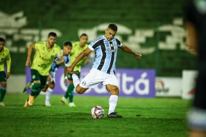 Gremio x YpirangaRS - FUTEBOL/GAUCHAO 2021/GREMIO X YPIRANGA - ESPORTES - Lance da partida entre Ypiranga e Gremio disputada na noite deste sabado, no estadio Colosso da Lagoa, em Erechim, valida pela  Campeonato Gaucho 2021. FOTO: LUCAS UEBEL/GREMIO FBPAEditoria: SPOLocal: ErechimIndexador: Lucas UebelSecao: futebolFonte: Gremio.netFotógrafo: Gremio x Ypiranga<!-- NICAID(14765947) -->