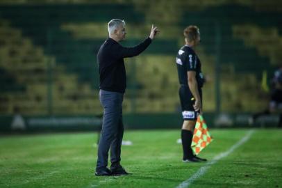 Gremio x YpirangaRS - FUTEBOL/GAUCHAO 2021/GREMIO X YPIRANGA - ESPORTES - Lance da partida entre Ypiranga e Gremio disputada na noite deste sabado, no estadio Colosso da Lagoa, em Erechim, valida pela  Campeonato Gaucho 2021. FOTO: LUCAS UEBEL/GREMIO FBPAEditoria: SPOLocal: ErechimIndexador: Lucas UebelSecao: futebolFonte: Gremio.netFotógrafo: Gremio x Ypiranga<!-- NICAID(14765946) -->