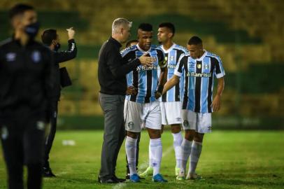 Gremio x YpirangaRS - FUTEBOL/GAUCHAO 2021/GREMIO X YPIRANGA - ESPORTES - Lance da partida entre Ypiranga e Gremio disputada na noite deste sabado, no estadio Colosso da Lagoa, em Erechim, valida pela  Campeonato Gaucho 2021. FOTO: LUCAS UEBEL/GREMIO FBPAEditoria: SPOLocal: ErechimIndexador: Lucas UebelSecao: futebolFonte: Gremio.netFotógrafo: Gremio x Ypiranga<!-- NICAID(14765952) -->