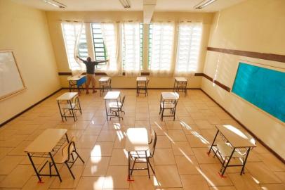 PORTO ALEGRE, RS, BRASIL, 19/02/2021-Preparativos para o início do ano letivo em Porto Alegre: Escola Liberato Salzano VIeira da Cunha    Foto:  Lauro Alves  / Agencia RBS<!-- NICAID(14718191) -->