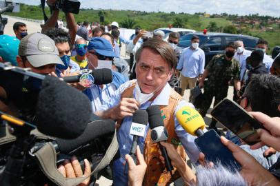 (Conceição do Jacuípe - BA, 26/04/2021) O Presidente da República Jair Bolsonaro fala com a imprensa ao término do evento.Foto: Alan Santos/PR<!-- NICAID(14766940) -->