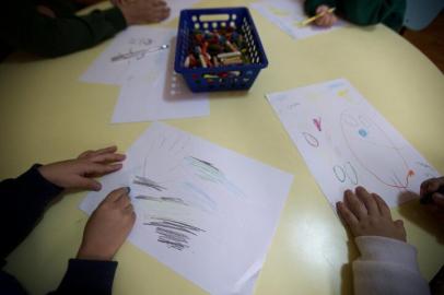 PORTO ALEGRE, RS, BRASIL - Em meio ao imbróglio entre Estado e Justiça sobre o retorno das aulas, a Escola de Educação Infantil Cativar resolveu receber as crianças e mantê-las na Escola. Foto: Jefferson Botega / Agencia RBS<!-- NICAID(14766702) -->