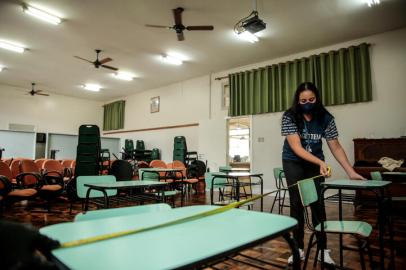 PORTO ALEGRE, RS, BRASIL - 28/04/2021 - Os preparativos da escola Santa Doroteia para receber alunos nesta semana. Um pequeno auditório da escola terá mudança de mobiliário para ser transformado em sala de aula. (Foto: Marco Favero/Agencia RBS)<!-- NICAID(14769022) -->