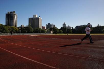 PORTO ALEGRE, RS, BRASIL, 29-04-2021: Centro Estadual de Treinamento Esportivo (Cete) reabre para caminhadas e corridas de segunda a sexta-feira, com ocupação máxima de cem pessoas. A reabertura se deve ao decreto publicado pelo governo do Estado que alterou o modelo de Distanciamento Controlado, colocando todo o território gaúcho em bandeira vermelha. (Foto: Mateus Bruxel/ Agência RBS)Indexador: Mateus Bruxel<!-- NICAID(14769506) -->