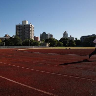 PORTO ALEGRE, RS, BRASIL, 29-04-2021: Centro Estadual de Treinamento Esportivo (Cete) reabre para caminhadas e corridas de segunda a sexta-feira, com ocupação máxima de cem pessoas. A reabertura se deve ao decreto publicado pelo governo do Estado que alterou o modelo de Distanciamento Controlado, colocando todo o território gaúcho em bandeira vermelha. (Foto: Mateus Bruxel/ Agência RBS)Indexador: Mateus Bruxel<!-- NICAID(14769506) -->