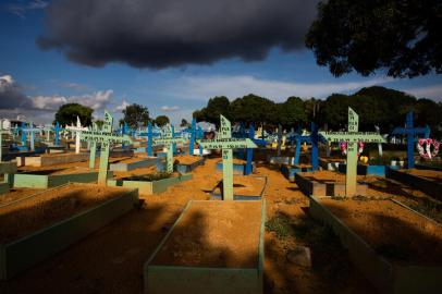 Graves of COVID-19 victims are seen at the Nossa Senhora Aparecida cemetery in Manaus, Amazonas state, Brazil, on April 29, 2021. - Brazil, with a population of 212,000,000 people, surpassed Thursday the 400,000 deaths due to COVID-19, and is second in number only to the US. (Photo by MICHAEL DANTAS / AFP)Editoria: HTHLocal: ManausIndexador: MICHAEL DANTASSecao: diseaseFonte: AFPFotógrafo: STR<!-- NICAID(14770238) -->