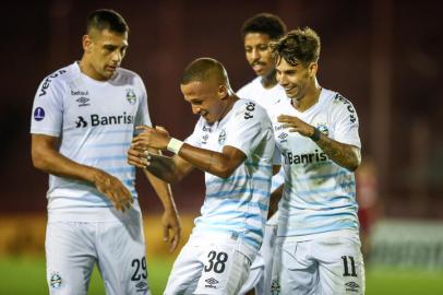 Gremio x LanusRS - FUTEBOL/CONMEBOL SULAMERICANA 2021 /GREMIO X LANUS - ESPORTES - Lance da partida entre Gremio e Lanus disputada na noite desta quinta-feira, no estÃ¡dio La Fortaleza, em Lanus, valida pela Sulamericana 2021. FOTO: LUCAS UEBEL/GREMIO FBPAEditoria: SPOLocal: LanusIndexador: Lucas UebelSecao: futebolFonte: Gremio.netFotógrafo: Gremio x Lanus<!-- NICAID(14770418) -->