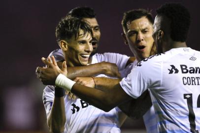 Brazils Gremio Ferreira (L) celebrates with teammates after scoring against Argentinas Lanus during the Copa Sudamericana football tournament group stage match at La Fortaleza stadium in Lanus, Buenos Aires Province, on April 29, 2021. (Photo by AGUSTIN MARCARIAN / POOL / AFP)Editoria: SPOLocal: LanusIndexador: AGUSTIN MARCARIANSecao: soccerFonte: POOLFotógrafo: STR<!-- NICAID(14770472) -->