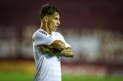 Gremio x LanusRS - FUTEBOL/CONMEBOL SULAMERICANA 2021 /GREMIO X LANUS - ESPORTES - Lance da partida entre Gremio e Lanus disputada na noite desta quinta-feira, no estÃ¡dio La Fortaleza, em Lanus, valida pela Sulamericana 2021. FOTO: LUCAS UEBEL/GREMIO FBPAEditoria: SPOLocal: LanusIndexador: Lucas UebelSecao: futebolFonte: Gremio.netFotógrafo: Gremio x Lanus<!-- NICAID(14770479) -->