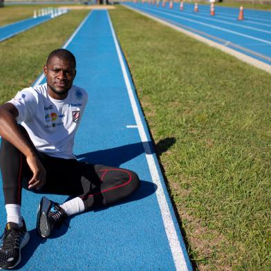 PORTO ALEGRE, RS, BRASIL - O atleta da Sogipa Samory Uiki conquistou a vaga olímpica no salto em distância.Indexador: Jefferson Botega<!-- NICAID(14770671) -->