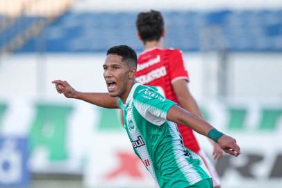 BENTO GONÇALVES, RS, BRASIL - 02.05.2021 - Juventude e Inter jogam na Montanha dos Vinhedos, em partida válida pela semifinal do Campeonato Gaúcho.Indexador: Fernando Alves<!-- NICAID(14772094) -->