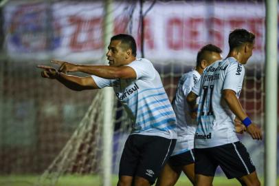 Gremio x CaxiasRS - FUTEBOL/GAUCHAO 2021/GREMIO X CAXIAS - ESPORTES - Lance da partida entre Caxias e Gremio disputada na noite deste domingo, no estadio Centenario, em Caxias do Sul, valida pela  Campeonato Gaucho 2021. FOTO: LUCAS UEBEL/GREMIO FBPAEditoria: SPOLocal: Caxias do SulIndexador: Lucas UebelSecao: futebolFonte: Gremio.netFotógrafo: Gremio x Caxias<!-- NICAID(14772270) -->