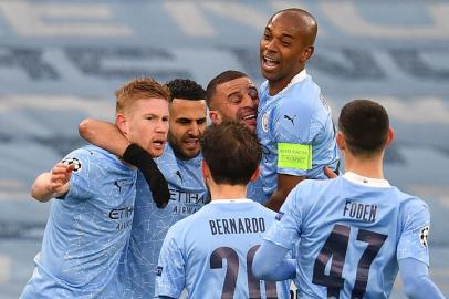 Manchester Citys Algerian midfielder Riyad Mahrez (2L) is mobbed by teammates after scoring the opening goal during the UEFA Champions League second leg semi-final football match between Manchester City and Paris Saint-Germain (PSG) at the Etihad Stadium in Manchester, north west England, on May 4, 2021. (Photo by Paul ELLIS / AFP)Editoria: SPOLocal: ManchesterIndexador: PAUL ELLISSecao: soccerFonte: AFPFotógrafo: STF<!-- NICAID(14774074) -->