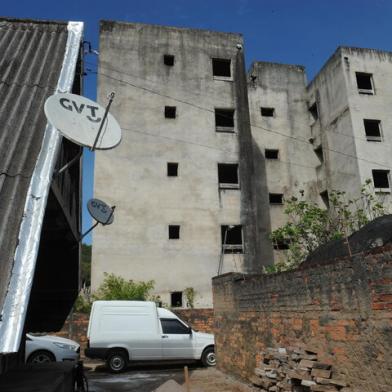 CAXIAS DO SUL, RS, BRASIL (15/04/2021)Vizinhos tem medo que prédio abandonado na rua Guerino Zugno em Forquerta dasebafe. (Antonio Valiente/Agência RBS)<!-- NICAID(14758472) -->