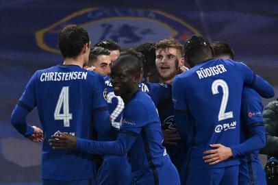 Chelseas German striker Timo Werner is mobbed by teammates after scoring the opening goal during the UEFA Champions League second leg semi-final football match between Chelsea and Real Madrid at Stamford Bridge in London on May 5, 2021. (Photo by Glyn KIRK / AFP)Editoria: SPOLocal: LondonIndexador: GLYN KIRKSecao: soccerFonte: AFPFotógrafo: STR<!-- NICAID(14775227) -->