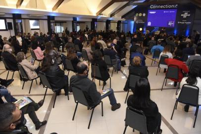 Connection Top Performer promove estratégias de marketing e vendas ao setor do turismo no primeiro dia de imersãoProgramação continua nesta sexta-feira com palestras, workshops de destinos e mentorias com especialistas no Hotel Master GramadoO Festuris Connection Top Performer começou hoje (06) e termina nesta sexta-feira (07) proporcionando uma imersão em vendas com foco no setor do Turismo. O evento acontece em formato híbrido no Hotel Master Gramado e conta com transmissão online para participantes de todo o Brasil. Cerca de 300 pessoas participam presencialmente do evento, que adota protocolos rígidos de biossegurança. <!-- NICAID(14776649) -->