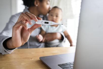 African American mom showing baby&rsquo;s fever to doctor through telemedicine callIndexador: rawpixel.com / McKinsey Fonte: 403964372<!-- NICAID(14773777) -->