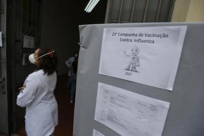 PORTO ALEGRE, RS, BRASIL,  12/04/2021- No primeiro dia da campanha, busca por vacina contra a gripe é baixa nos postos de Porto Alegre. Na foto: posto, Santa Marta.  Foto: Lauro Alves / Agencia RBS<!-- NICAID(14755626) -->