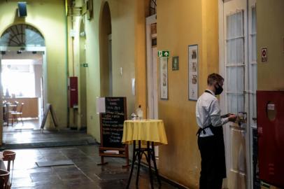 PORTO ALEGRE, RS, BRASIL - 09/05/2021A partir deste fim de semana os bares e restaurantes do Mercado Público poderão abrir também aos domingos. O local tem aproximadamente 20 restaurantes ativos e seis já confirmaram que abrirão já neste domingo, 9, Dia das Mães.<!-- NICAID(14778257) -->