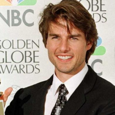 US-GOLDEN GLOBES/TOM CRUISEActor Tom Cruise holds his award for Best Actor in a Motion Picture Comedy for his role in Jerry Maguire 19 January at the 54th Annual Golden Globe Awards in Beverly Hills, California.  AFP PHOTO  Kim Kulish/mn (Photo by KIM KULISH / AFP)Local: Beverly HillsIndexador: KIM KULISHFonte: AFP<!-- NICAID(14779668) -->